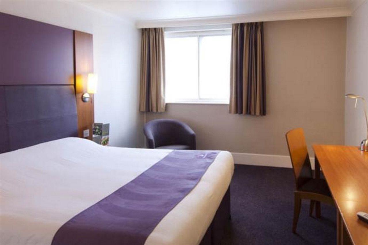 Premier Inn Aylesbury Esterno foto