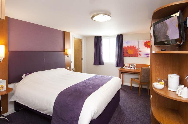 Premier Inn Aylesbury Esterno foto