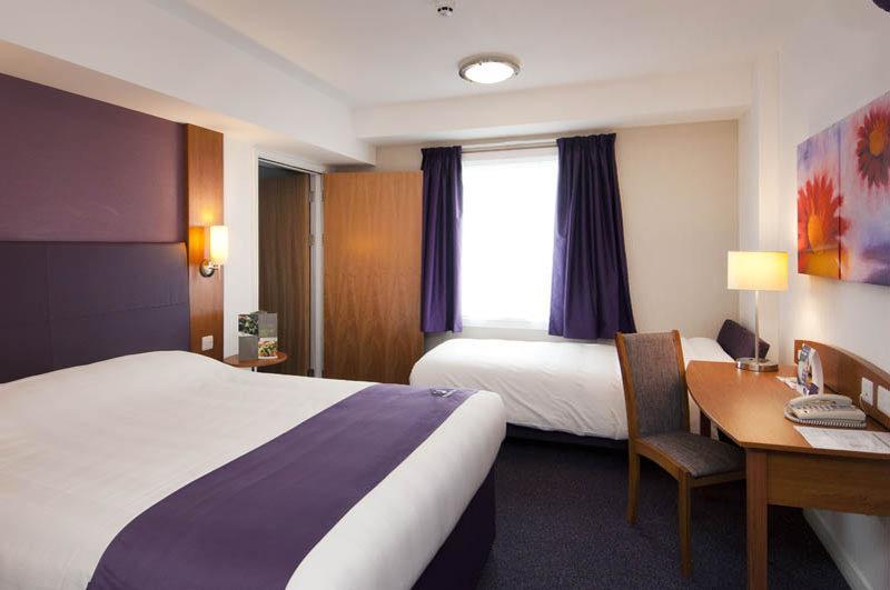 Premier Inn Aylesbury Esterno foto