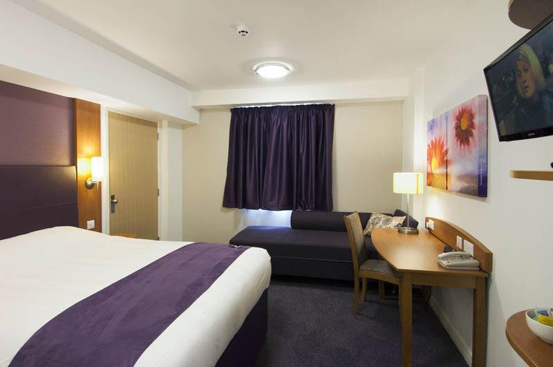Premier Inn Aylesbury Esterno foto